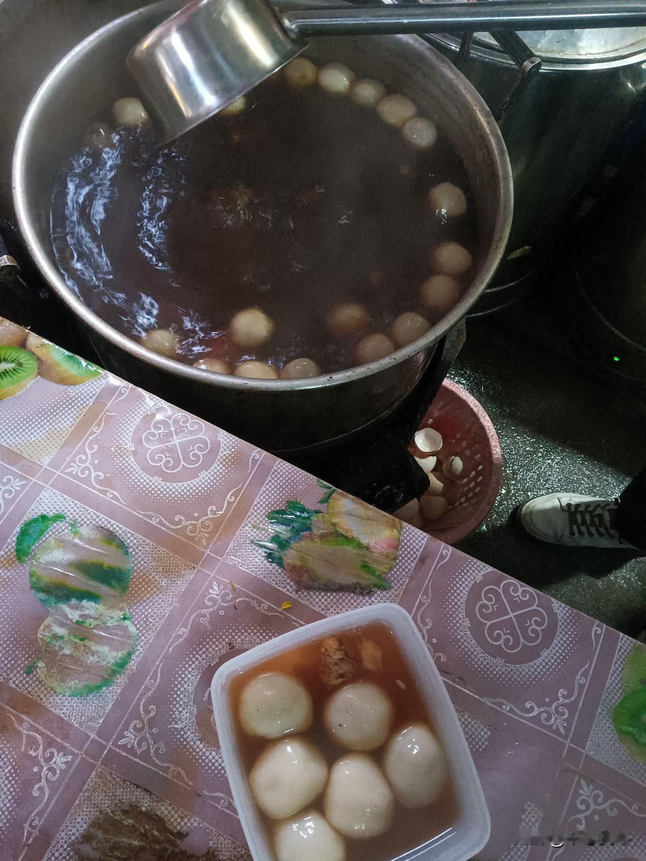 冬至福至，幸福安康！
早上，先吃了汤圆，还加了甜酒，油条。在寒冷的天气里，一碗花