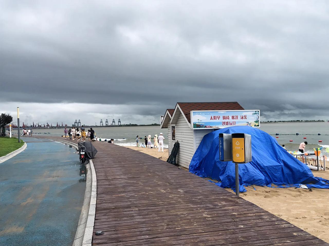 【秋日海滨】厚重的阴云低低地压在海面上，仿佛要将大海整个吞噬。海浪不再如往日那般