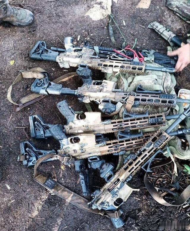 俄罗斯军队从乌克兰武装部队手中缴获的 Haenel MK 556 突击步枪。 ​