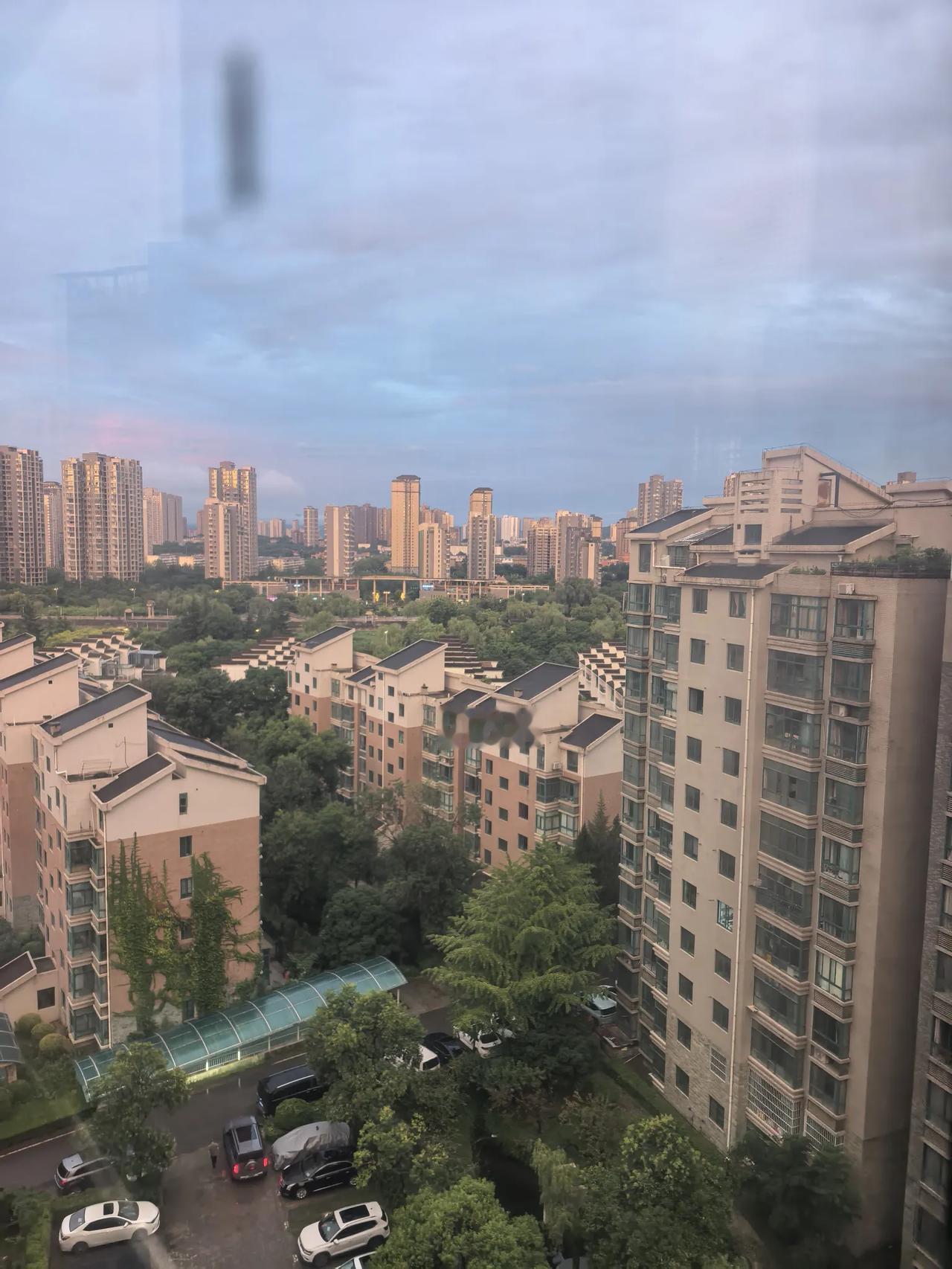 夏日生活打卡季火热的夏天，暖和的天气，凉快还得是大自然的赠品，几场大雨从40℃降
