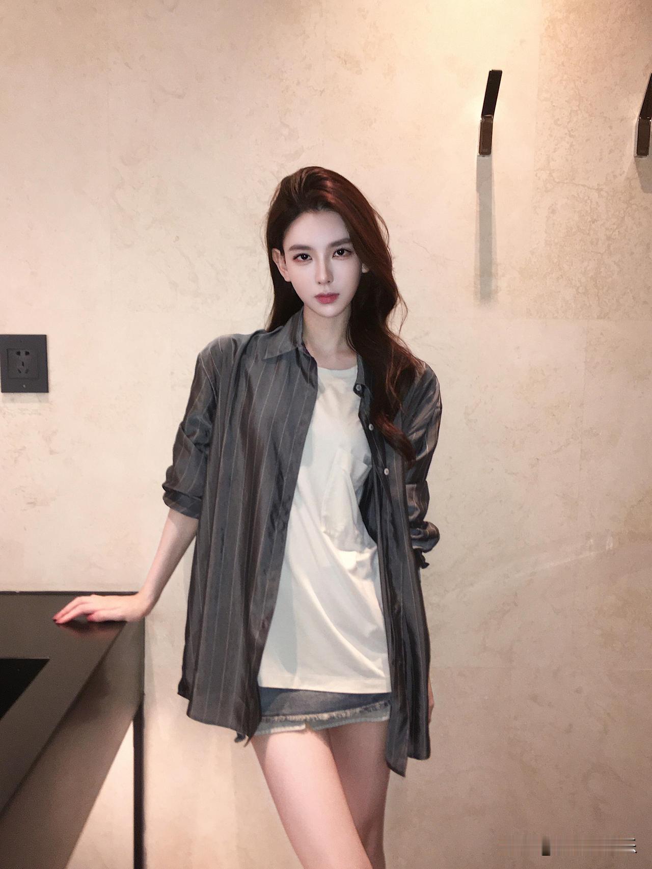居家穿搭，白色T恤外搭条纹衬衫，清新自然。穿搭 分享美女穿搭服饰 女生怎么穿搭会