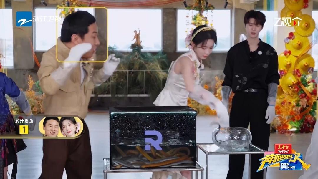 徐志胜：说好的温柔呢？孟子义：这就是温柔！《奔跑吧》抓鳗鱼这段，孟姐直接封神。嘴
