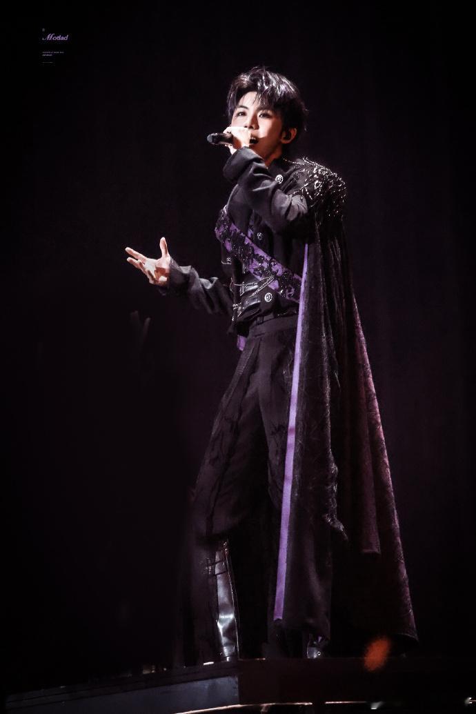 马嘉祺 吸血鬼伯爵舞台盛宴名不虚传！马嘉祺的吸血鬼伯爵造型一出场就惊艳全场，神秘