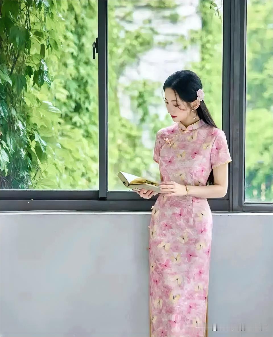 上联：杨花落尽东风醉
下联：有请雅士[玫瑰][玫瑰][玫瑰]