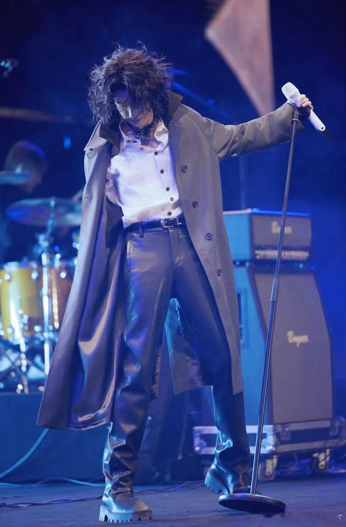 华晨宇说团队开始找新场地了🤝华晨宇坦诚面对问题，团队高效分工协作，一边处理后续