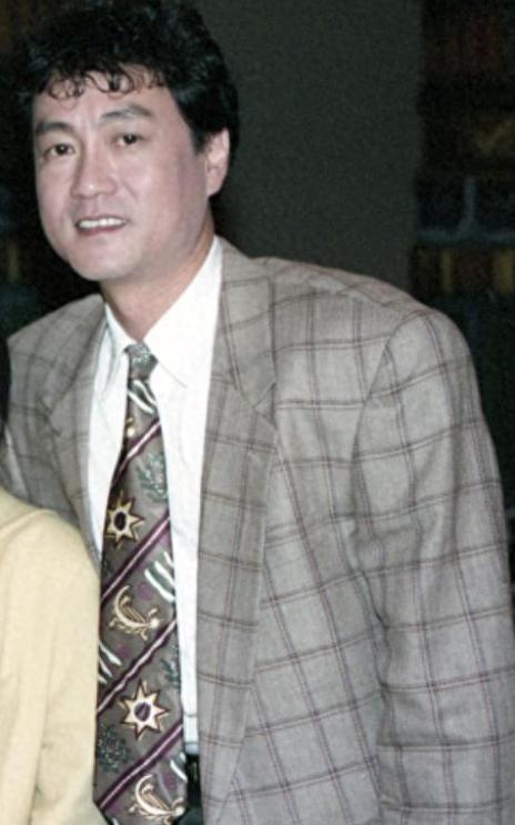 台媒传来消息，资深艺人周麟离世，73 岁的他，被发现时已经走了有一阵子了，独居出