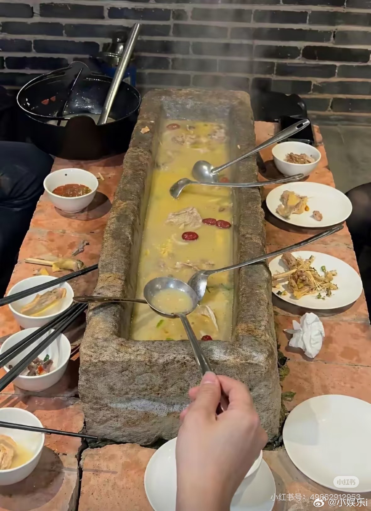 谁能想到，以前喂猪的石槽，现在用来炖鸡汤火锅😂 ​​​
