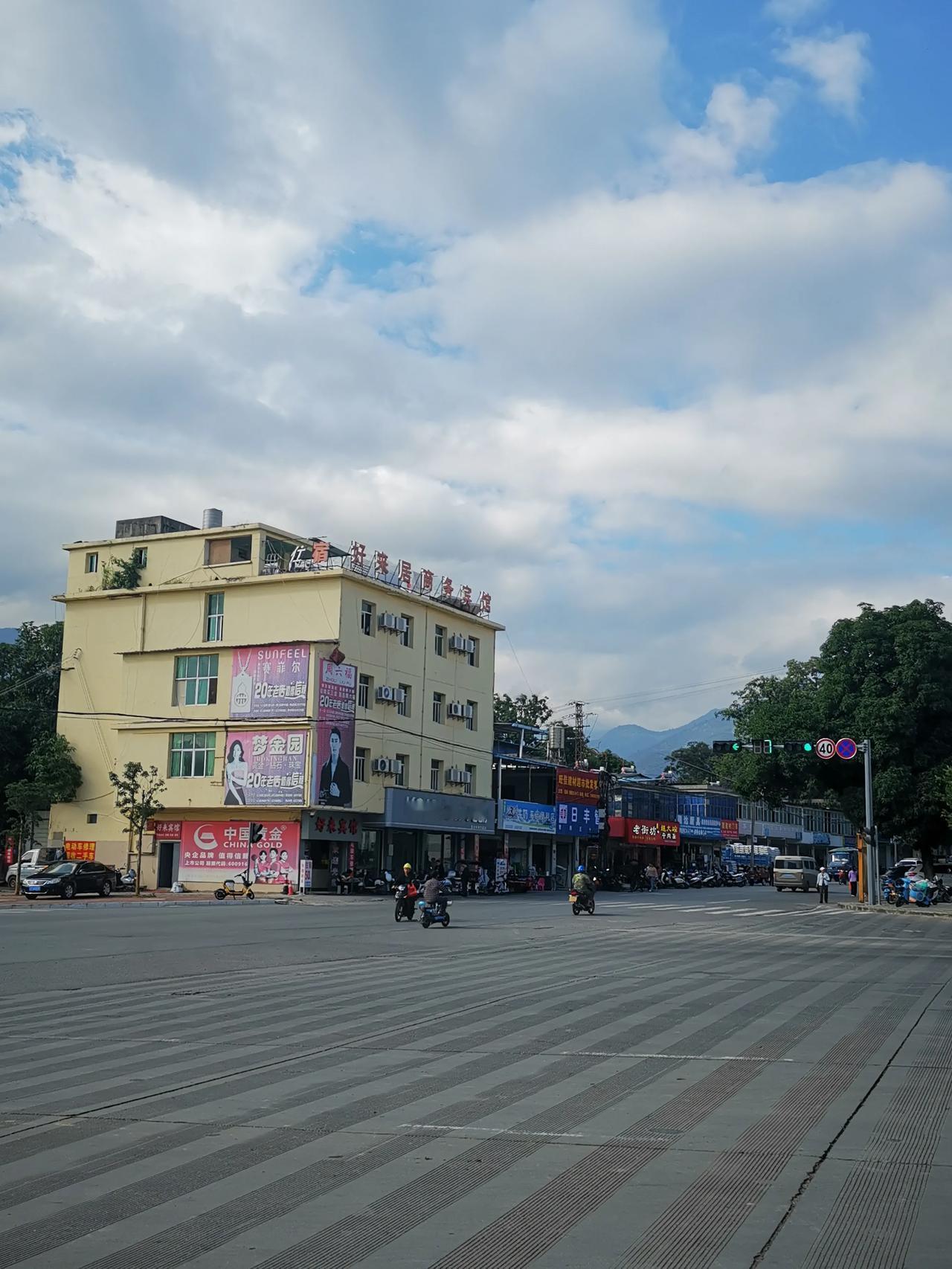 旅居元江县初步印象及掠影（5）
  旅居元江县已近一个月。也有了初步的印象。首先