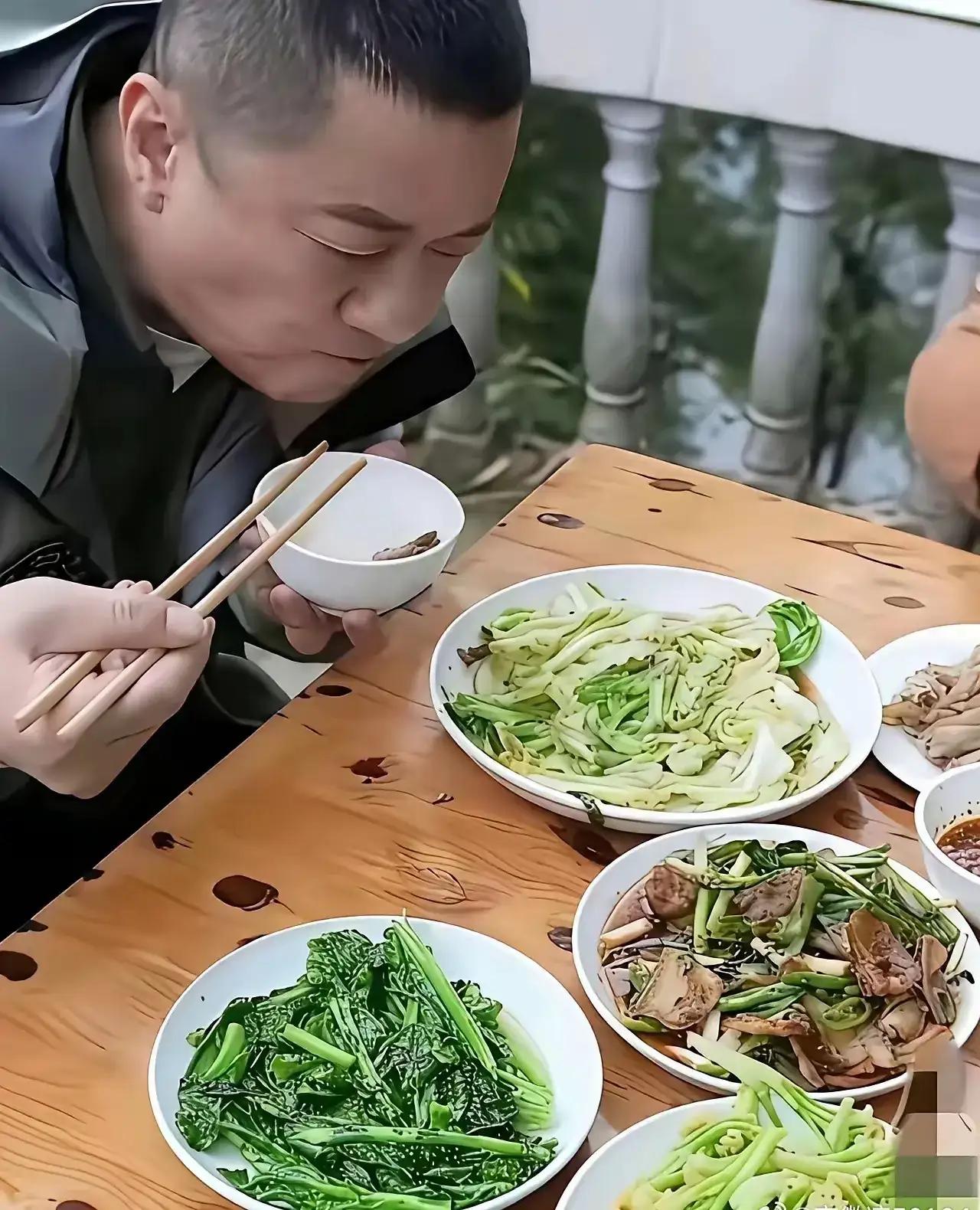 李亚鹏一点没有偶像包袱，娱乐圈里还是数李亚鹏接地气。
看李亚鹏的午餐，大部分是绿