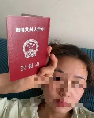 网友说这是“旺铺招租！”话糙理不糙。

不知从哪天开始，网上兴起一股晒离婚证的“