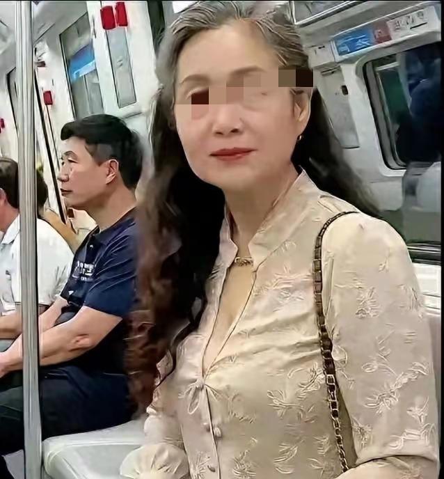 70岁奶奶穿露胸装挤地铁，
有人看了脸红，
有人骂她为老不尊，可我反倒觉得，这才