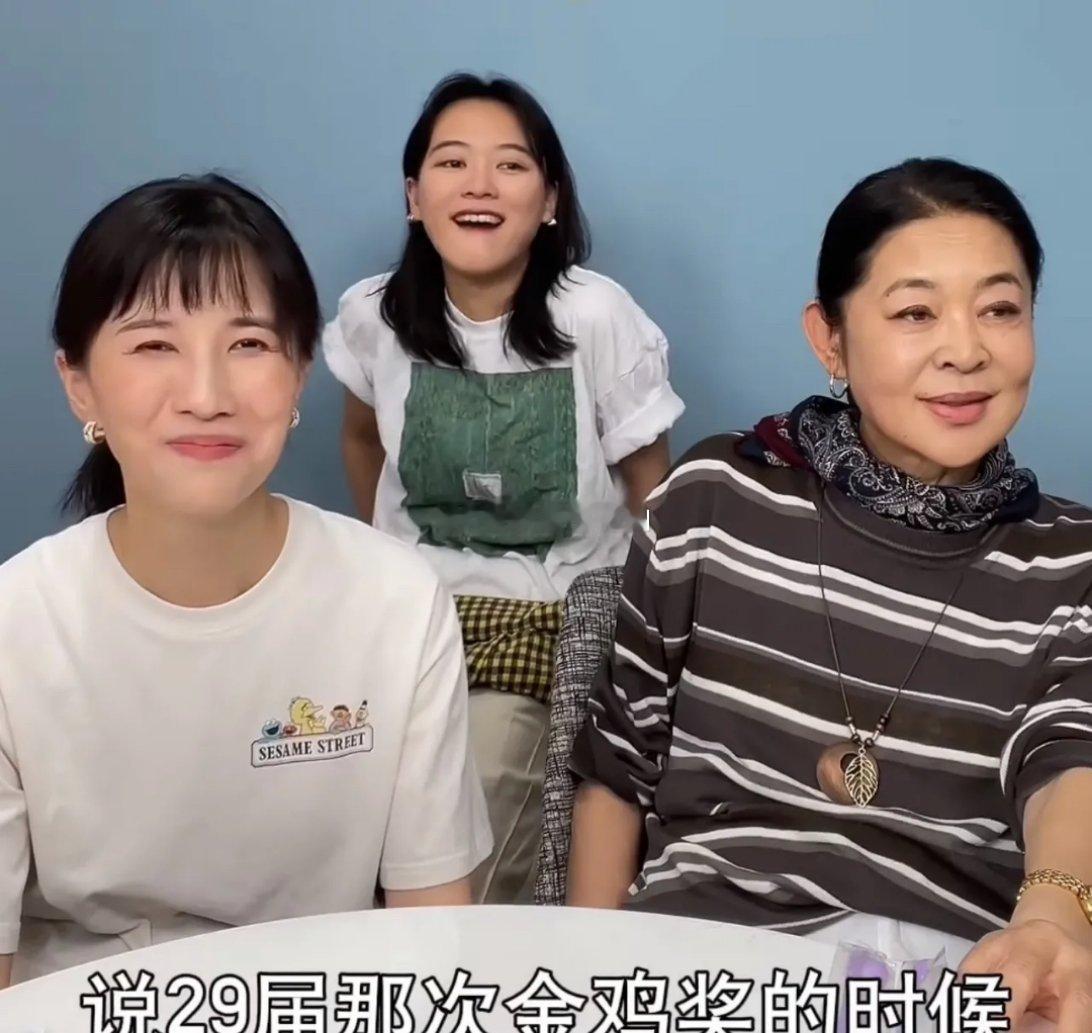 倪萍是真敢说啊！和papi酱一起拍视频，倪萍提到金鸡奖，她至今还为章子怡《一代宗