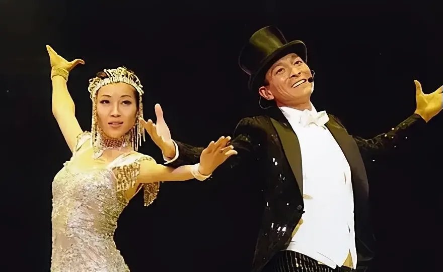 刘德华香港演唱会现场，赖文慧最后一次为華仔伴舞，陪伴了26年，终身未嫁。她被粉丝