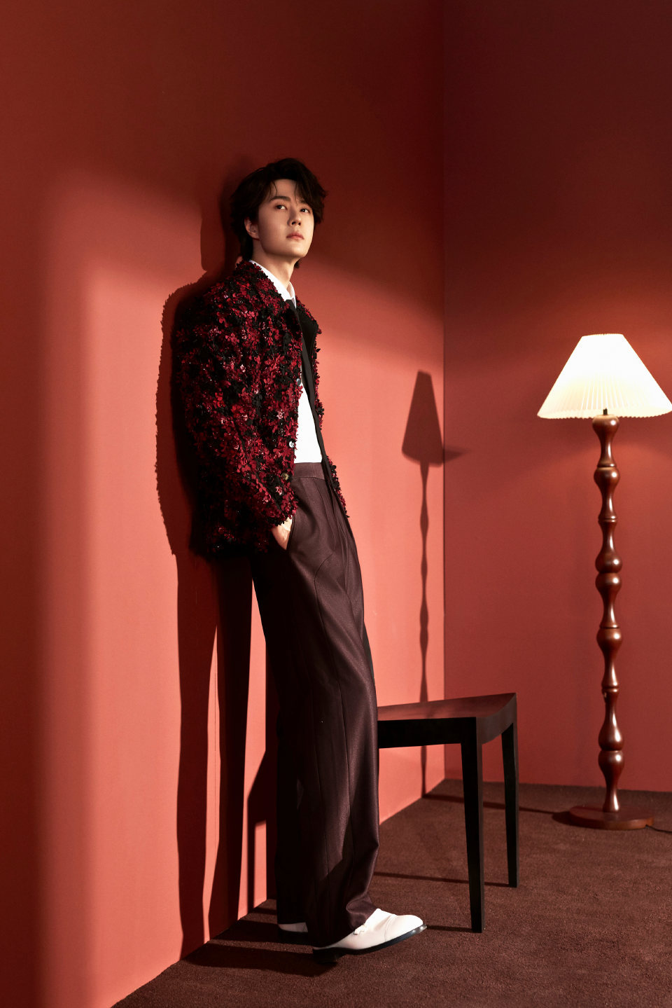 王一博大年初一营业照王一博马跃千山锐意进取王一博马跃千山锐意进取，王一博大年初一