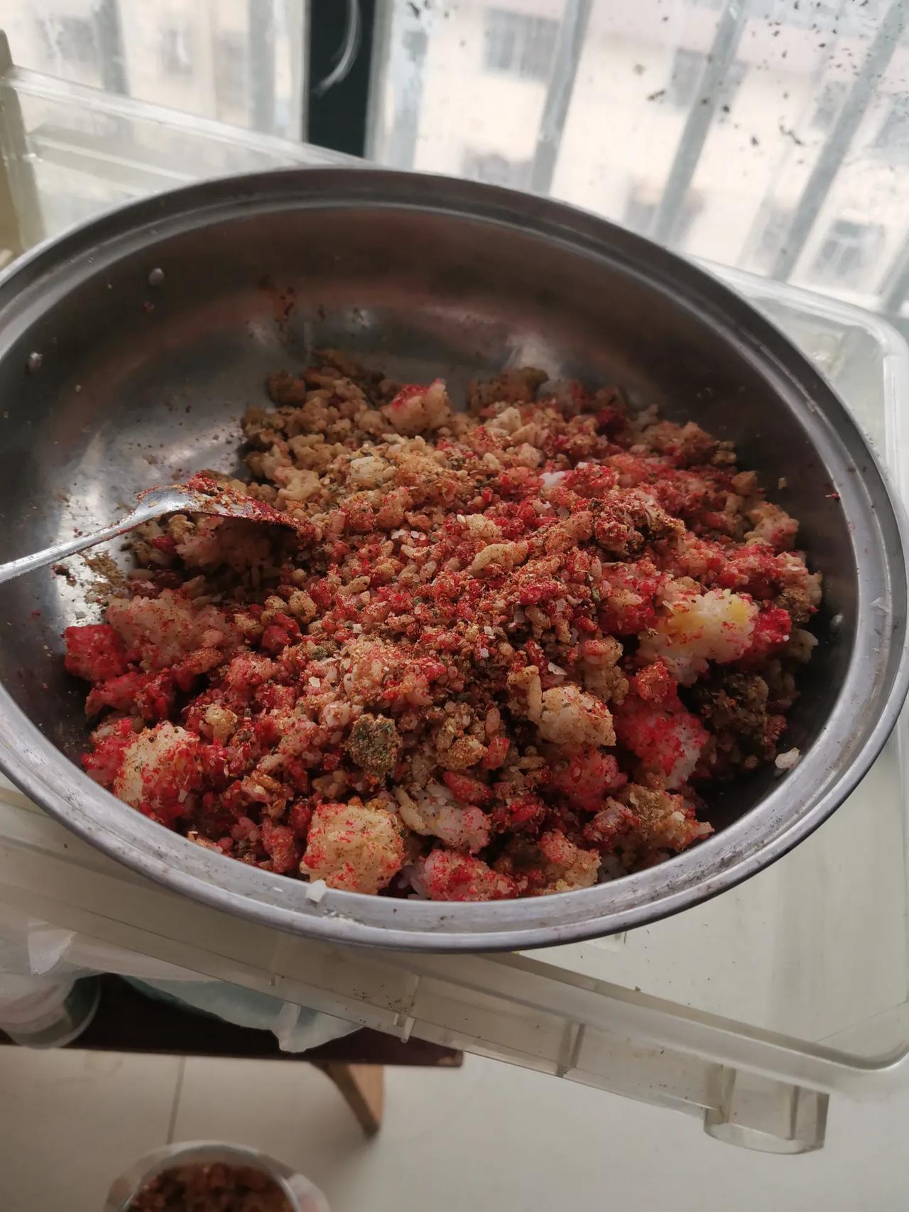 自制窝料效果好，从食堂带回来的剩米饭，放点小药，药酒，剩下的奶粉等等，三五天可钓