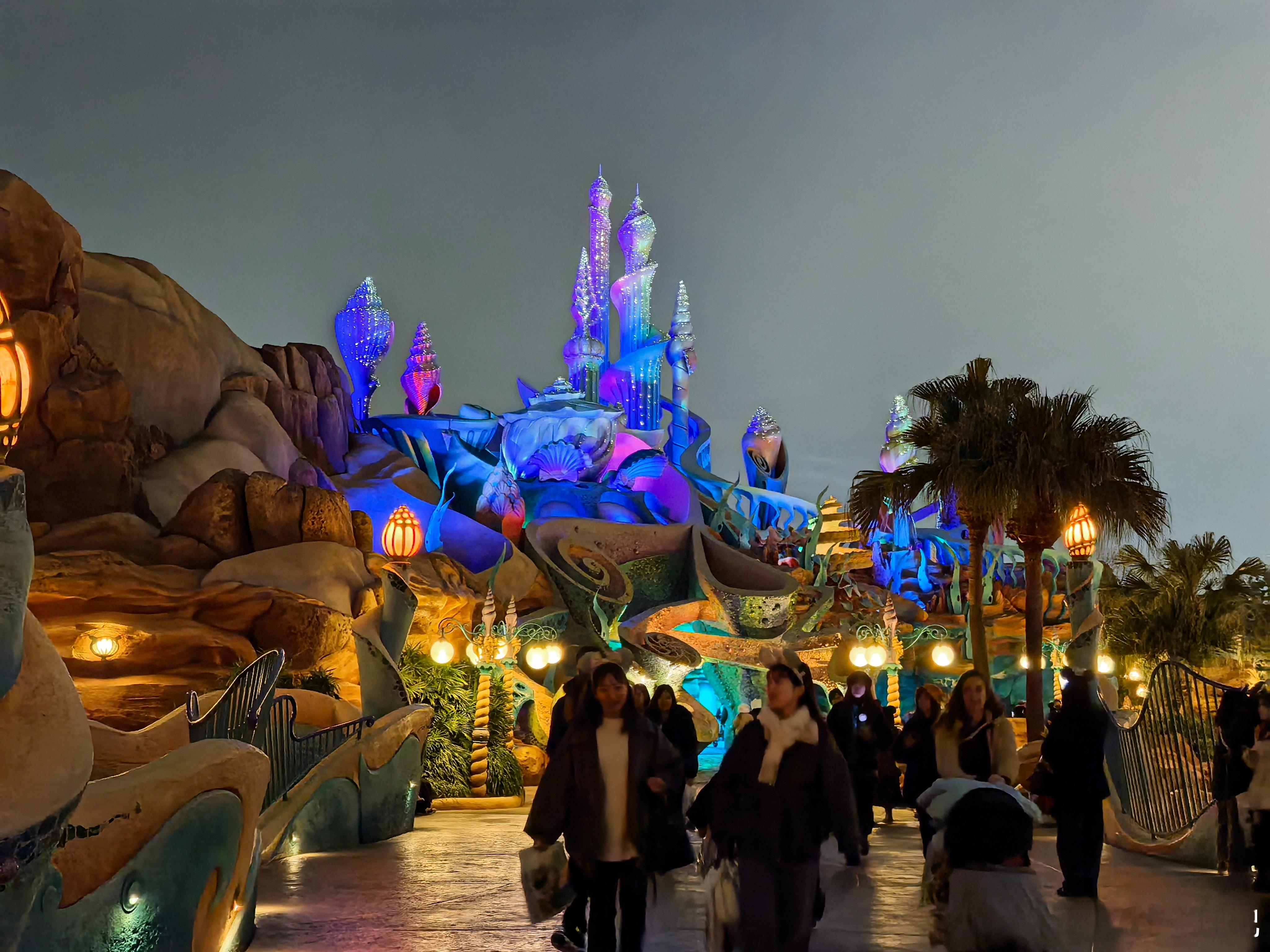 东京迪士尼和大阪环球影城的任天堂世界。总体来说东京的迪士尼非常老，1982年建的