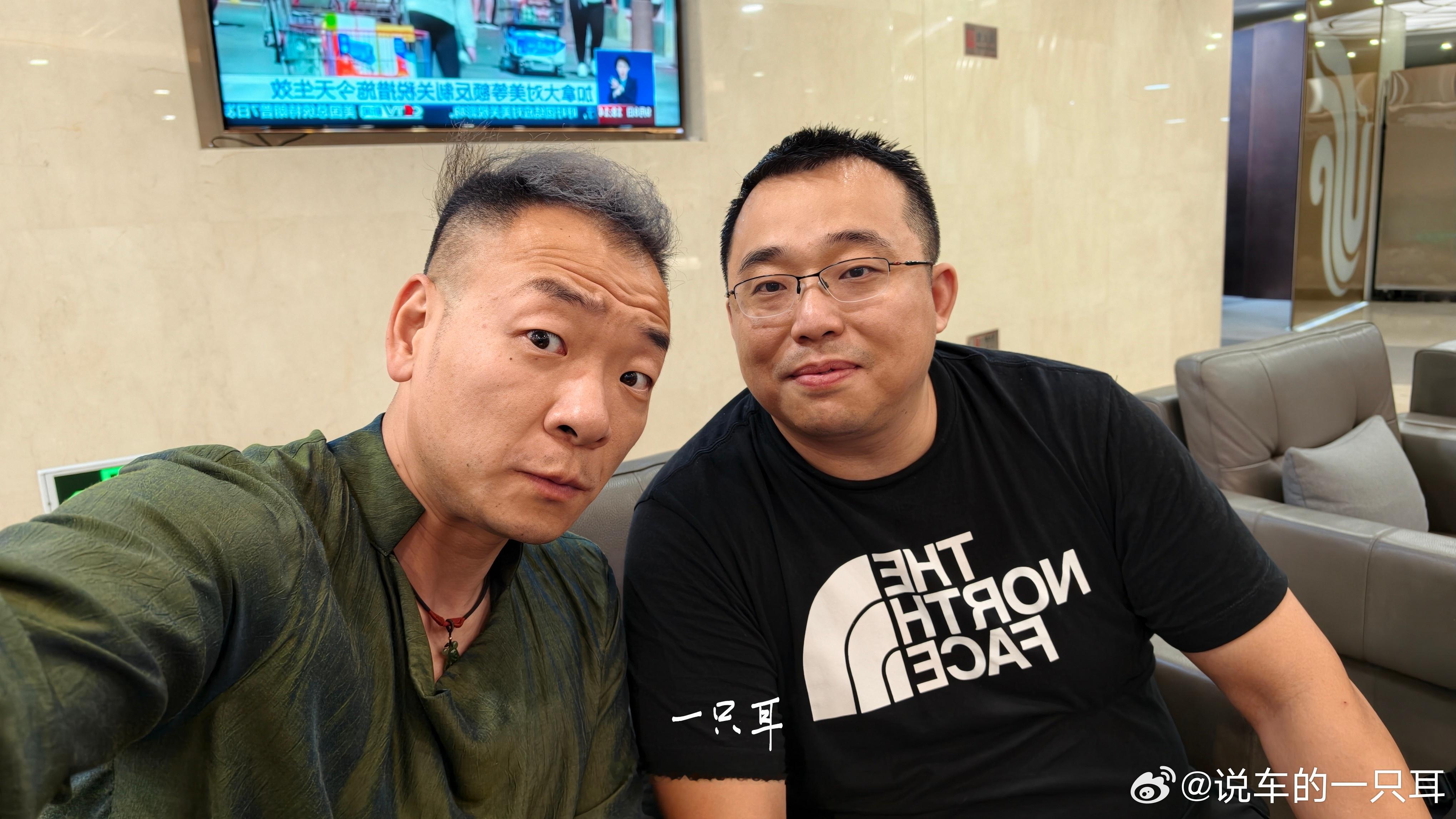 刚才真的，绝了。我之前和我的小学同学（终白），约过，机场见。因为我们都天天飞，在