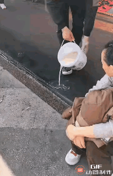 大家看看这家卖柿饼店铺的老板的做法，他就不是善良之人。
        人家累了