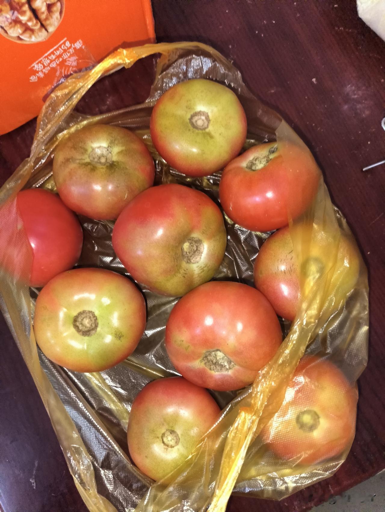 亲戚来市里办事儿，顺便给我带来了西红柿，他说这是自家种的西红柿，虽然看着不是很好