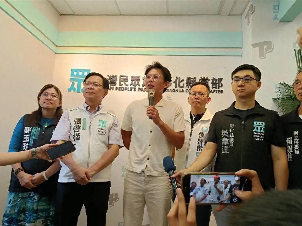 8月30日适逢柯文哲遭搜查满一年，民众党举行“走读”活动，有绿营网民传播黄国昌疑