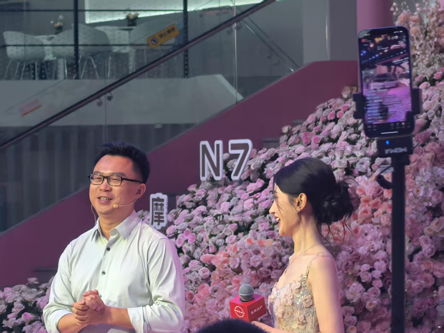 给你们看看东风日产N7玫瑰摩卡代言人甜美可爱的大明星毛晓彤！有没有她的粉丝？又甜