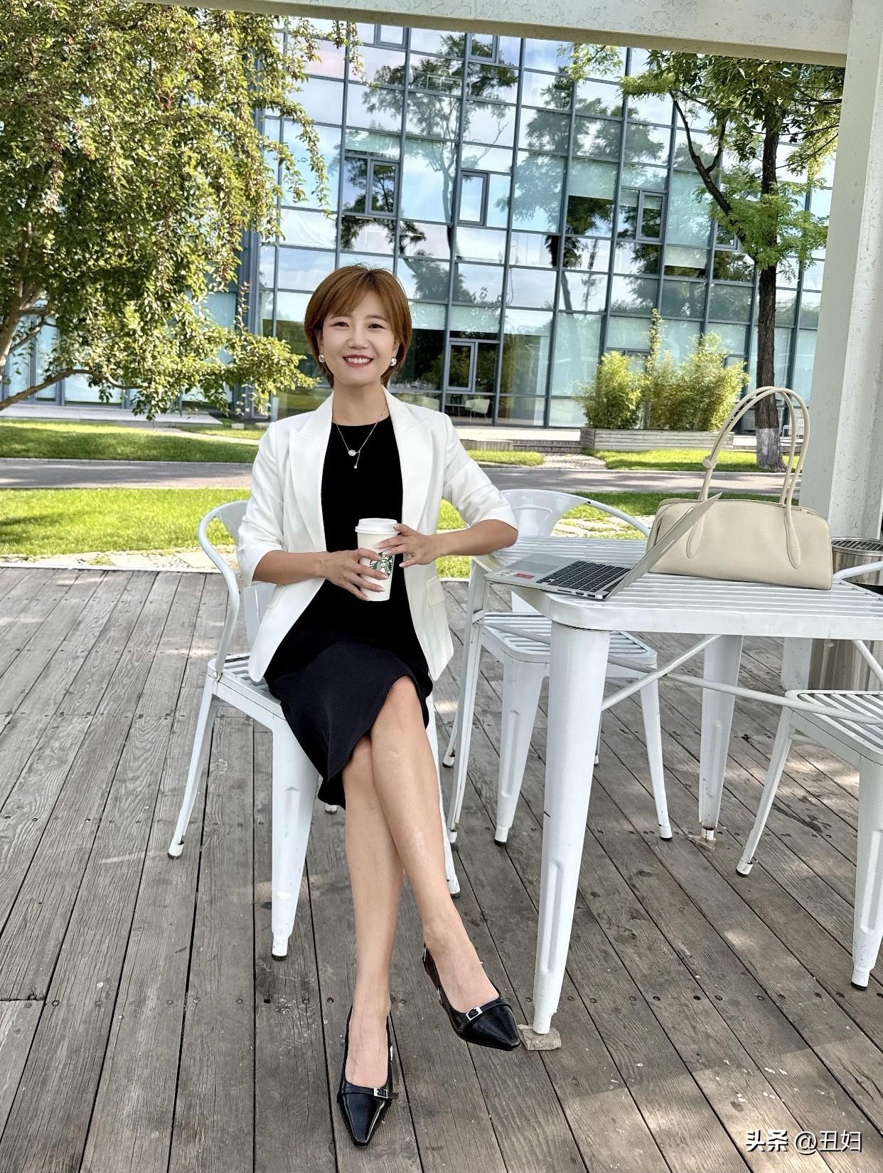 为什么成熟的女性越容易吸引男人?生理上，熟女身体曲线丰满，雌激素水平稳定，皮肤状
