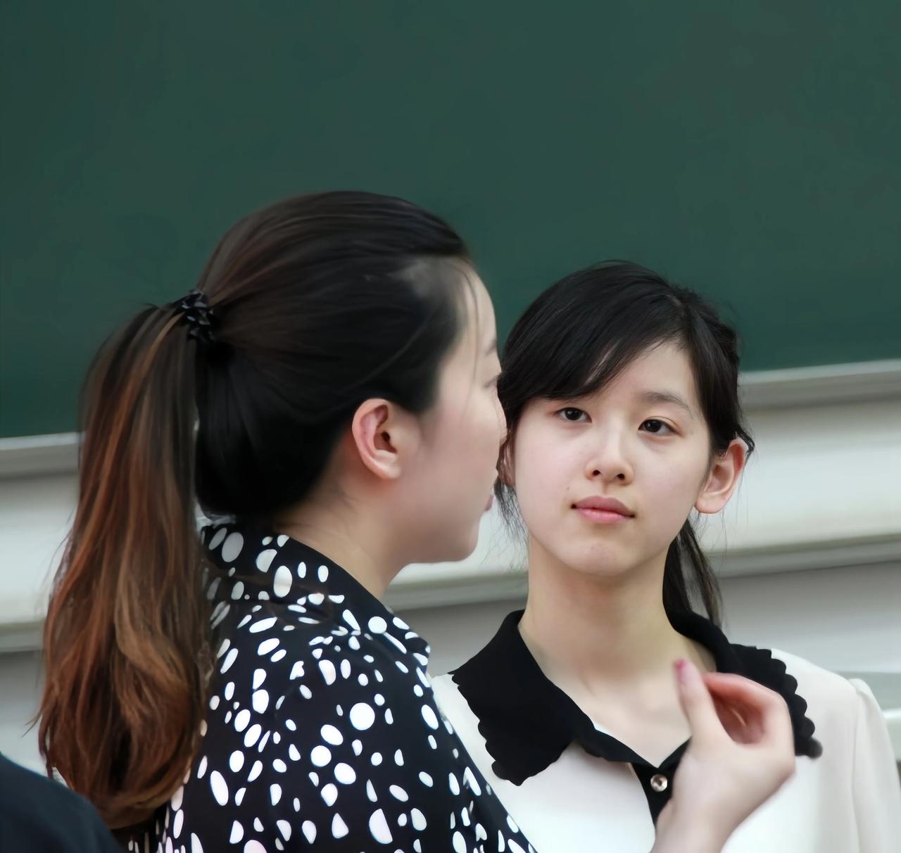 还在读书时的奶茶妹妹，清纯唯美，漂亮迷人。