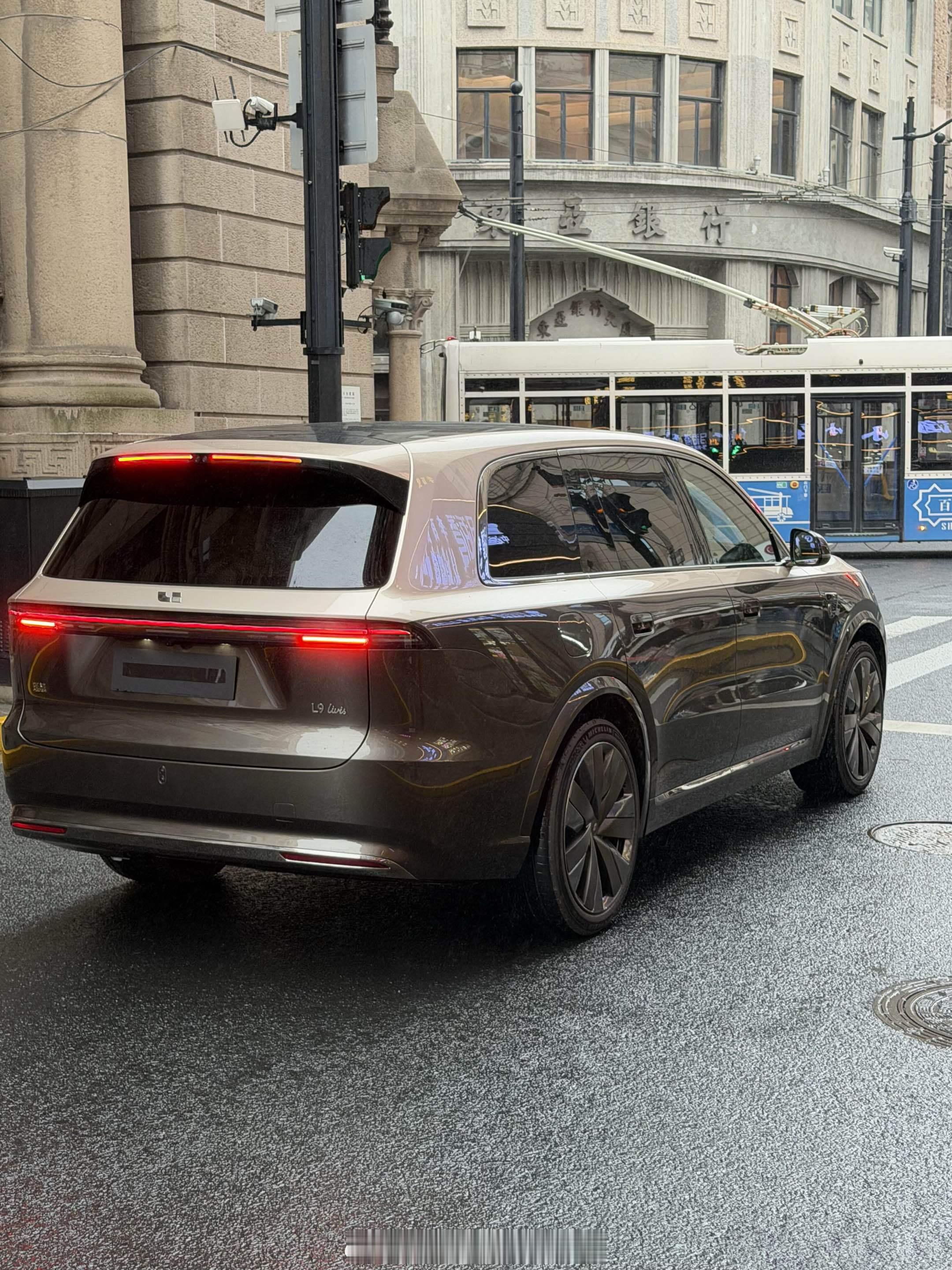 理想L9 Livis  在上海被拍。双拼色，800V，后轮转向，这些都已知。大家