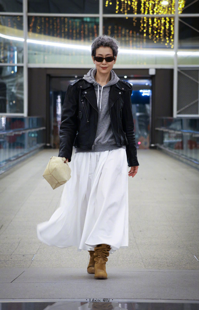 62岁叶童海外时装周首秀 千面女郎的时尚新征程！从荧幕经典到国际秀场，叶童携独有