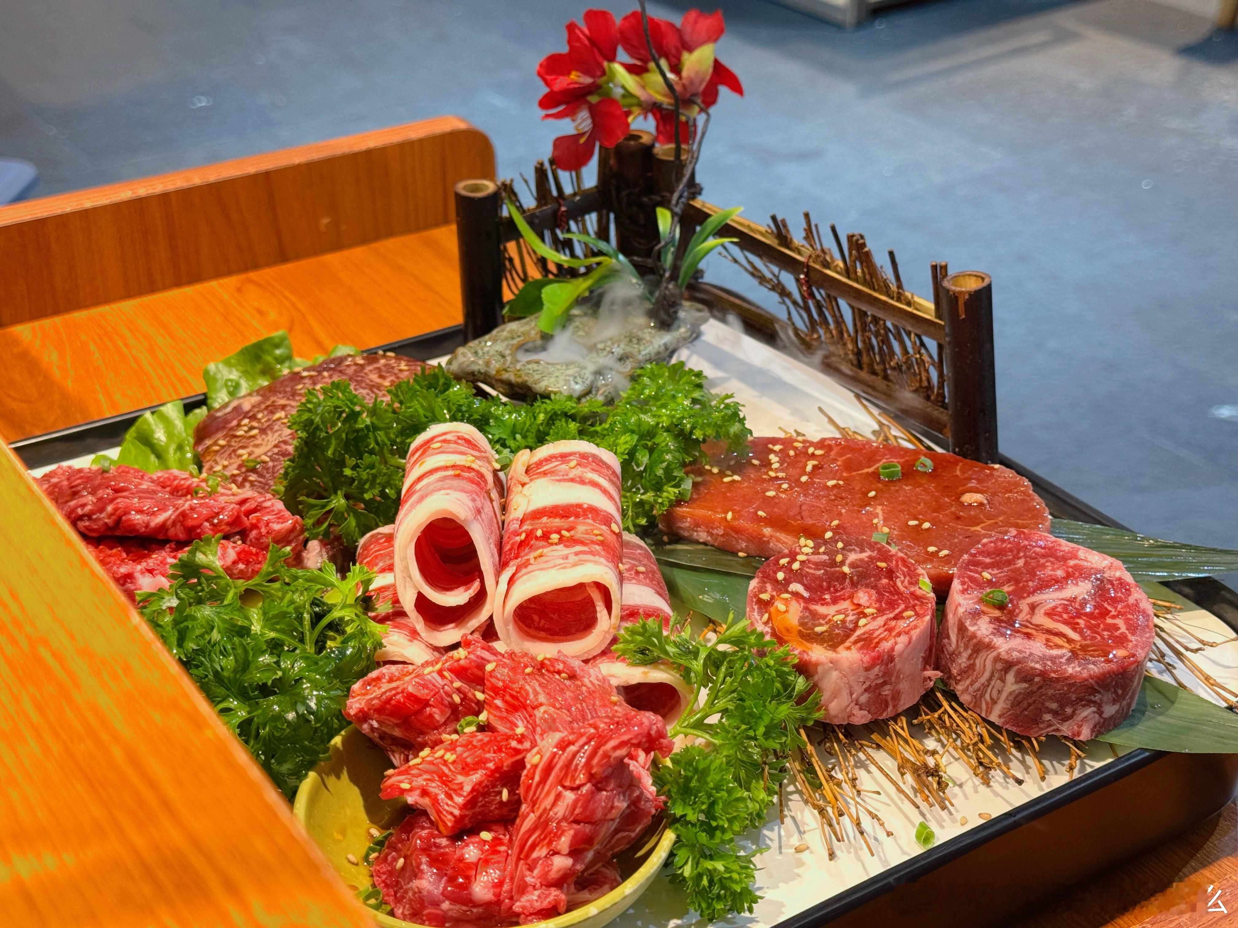 人在疲惫的时候还是要吃肉吃点儿烤肉 感觉充满了力气哈哈哈哈超级鲜美肉汁充盈的烤牛