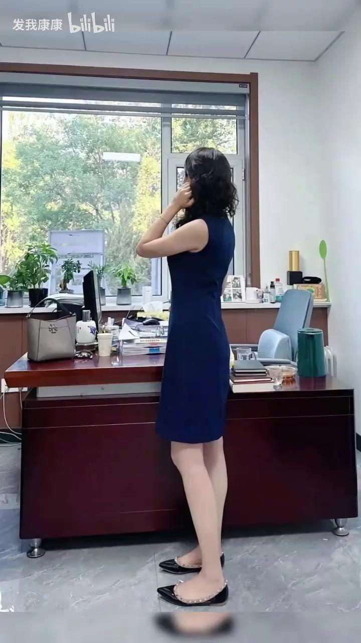 昨晚，我看到邻居老王抱着一箱啤酒，摇摇晃晃地往家走。这个场景勾起了我的回忆，想起