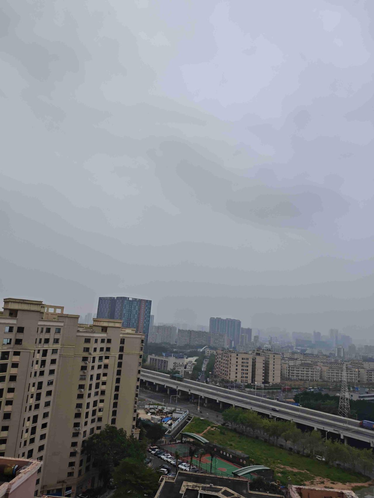 我的今日状态：😁轻松愉快
我这里的天气：☁️阴天：深圳今日阴天，气温24度到3