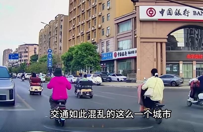 有博主在网上发视频说，河南开封美中不足—— 交通有些混乱。
      该博主说