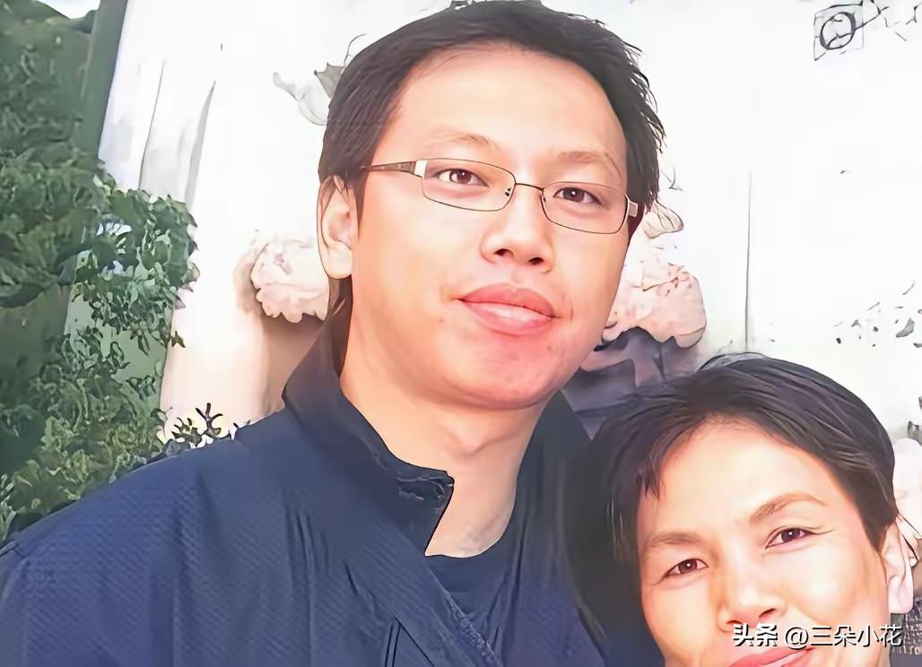2000年那个雨夜，身负200万巨债的吕天梅在车库躲雨时，遇到了父母双亡、独自住