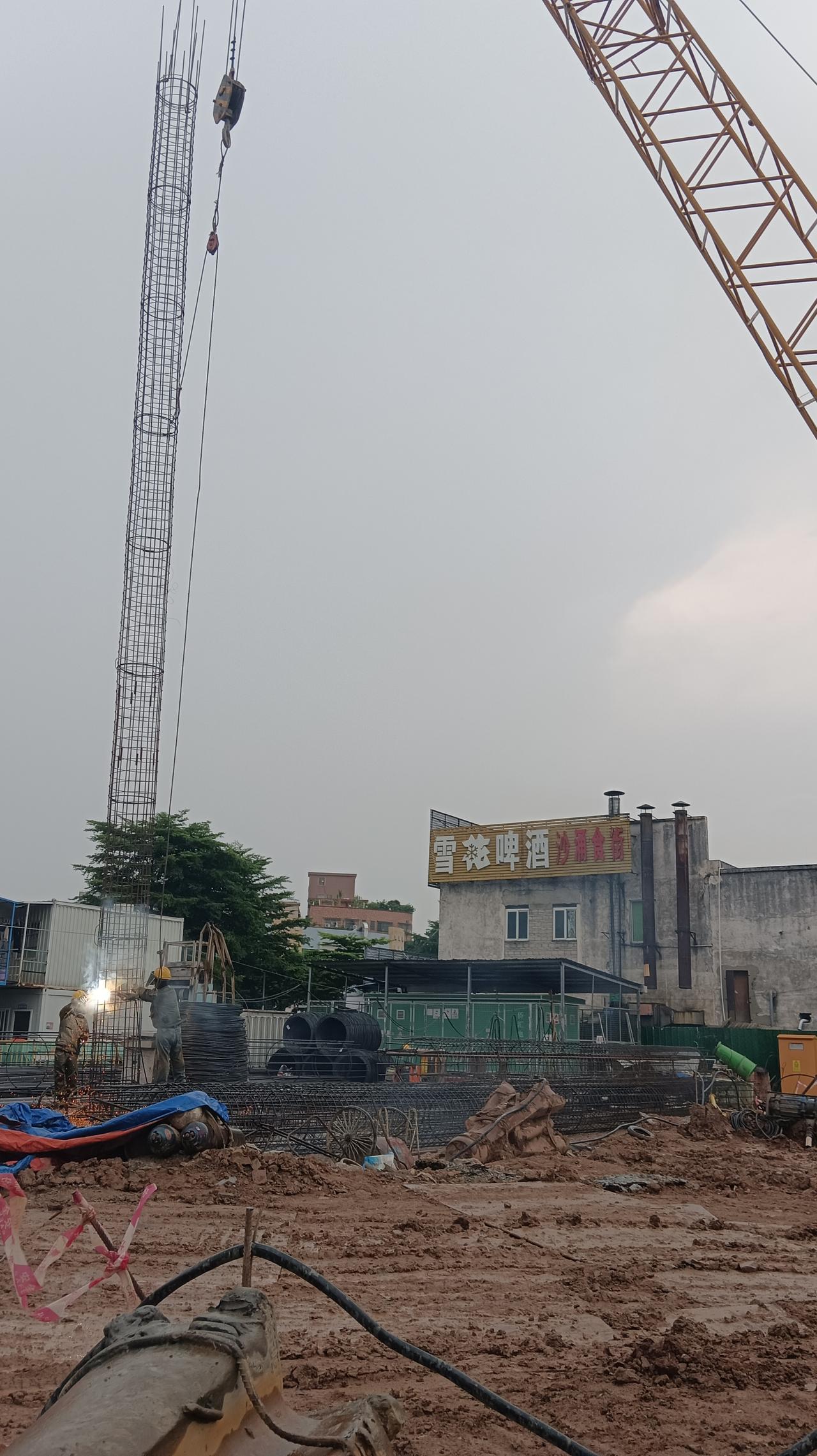 分享一张工地照片二十七米孔深，搞半个月才得下钢筋笼。