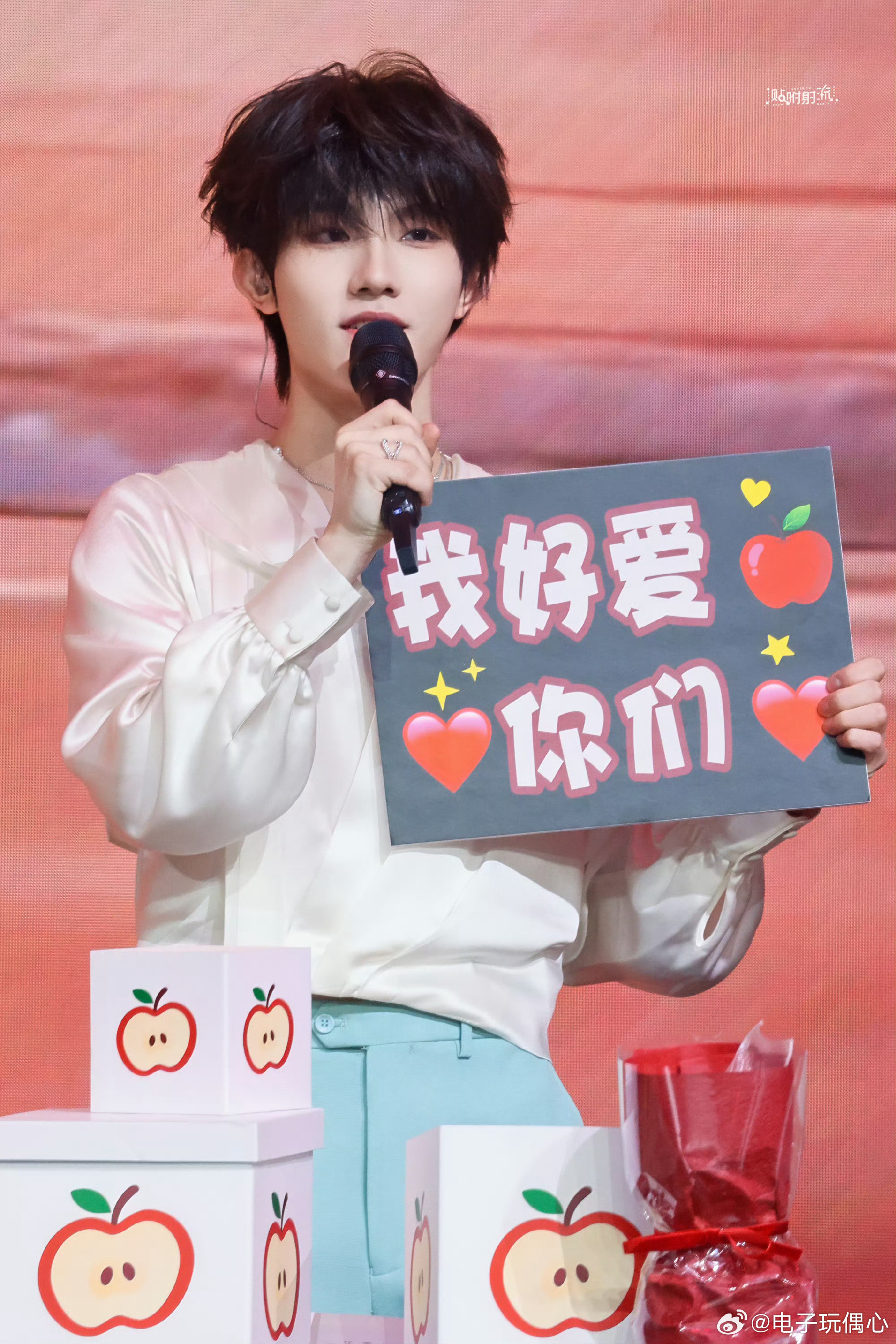 苏新皓生日直播开场生日直播一开场就氛围感拉满！苏新皓温柔亮相，状态清爽又真诚，和