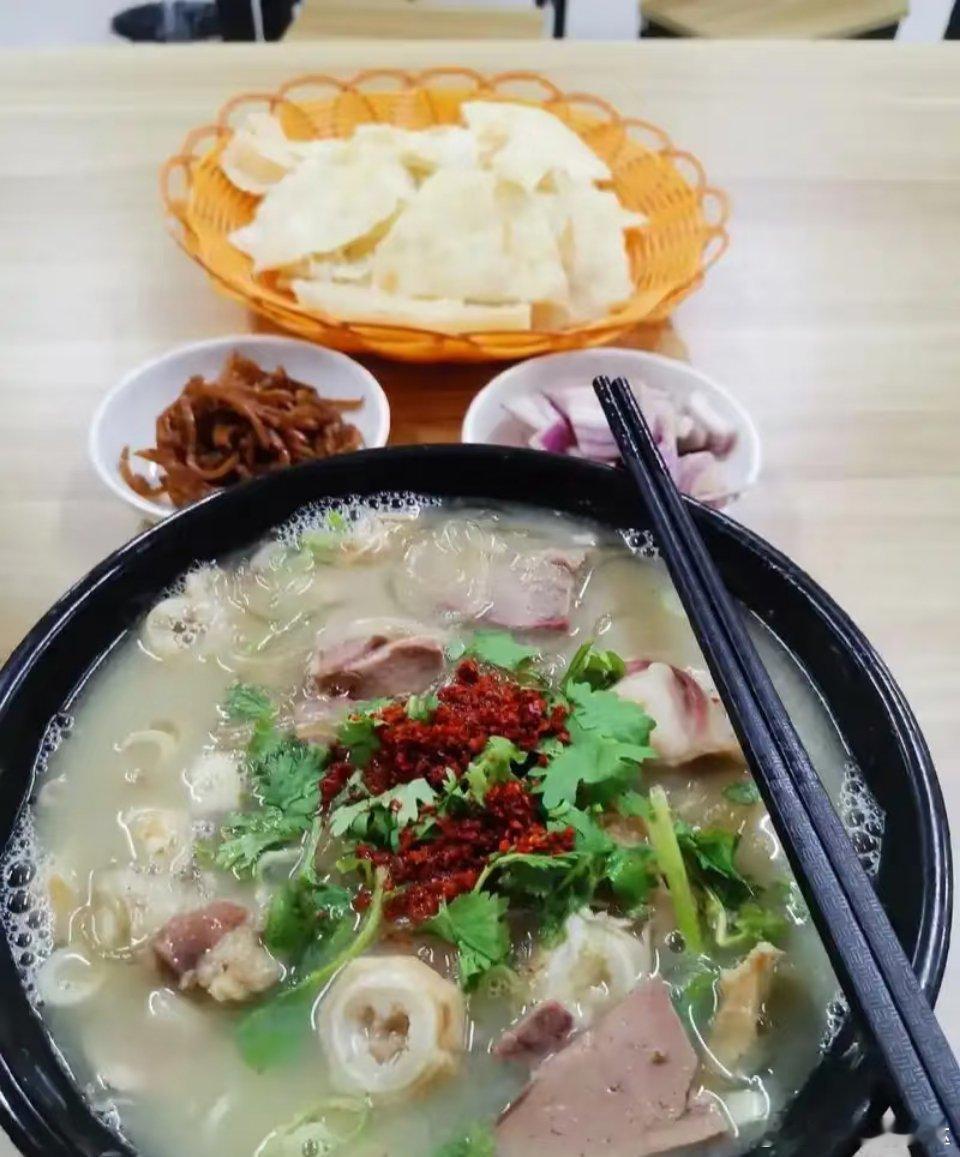 一口心动指南 《巨野罐子汤：味蕾上的鲁西南文化传奇》 在鲁西南这片广袤而富有底蕴