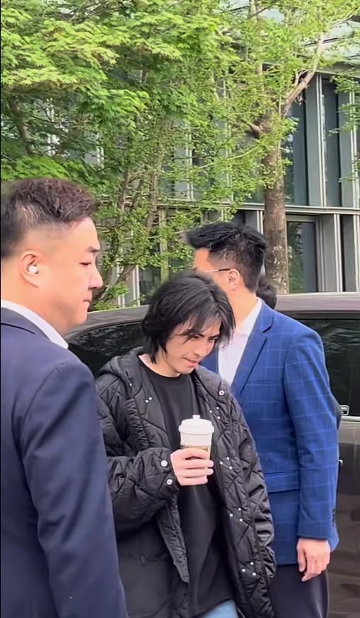 沈阳文旅：“要相信天气预报”，转头准备了三万多件雨衣！因为天气预报也没有萧敬腾好