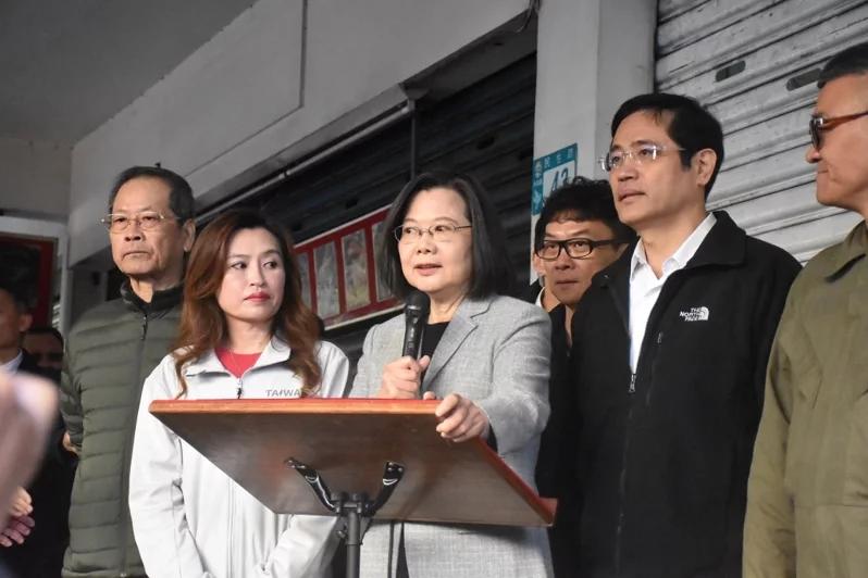 蔡英文、赖清德、萧美琴现身投票！今天是“大选”投票日，蔡英文早上9点到新北市永和