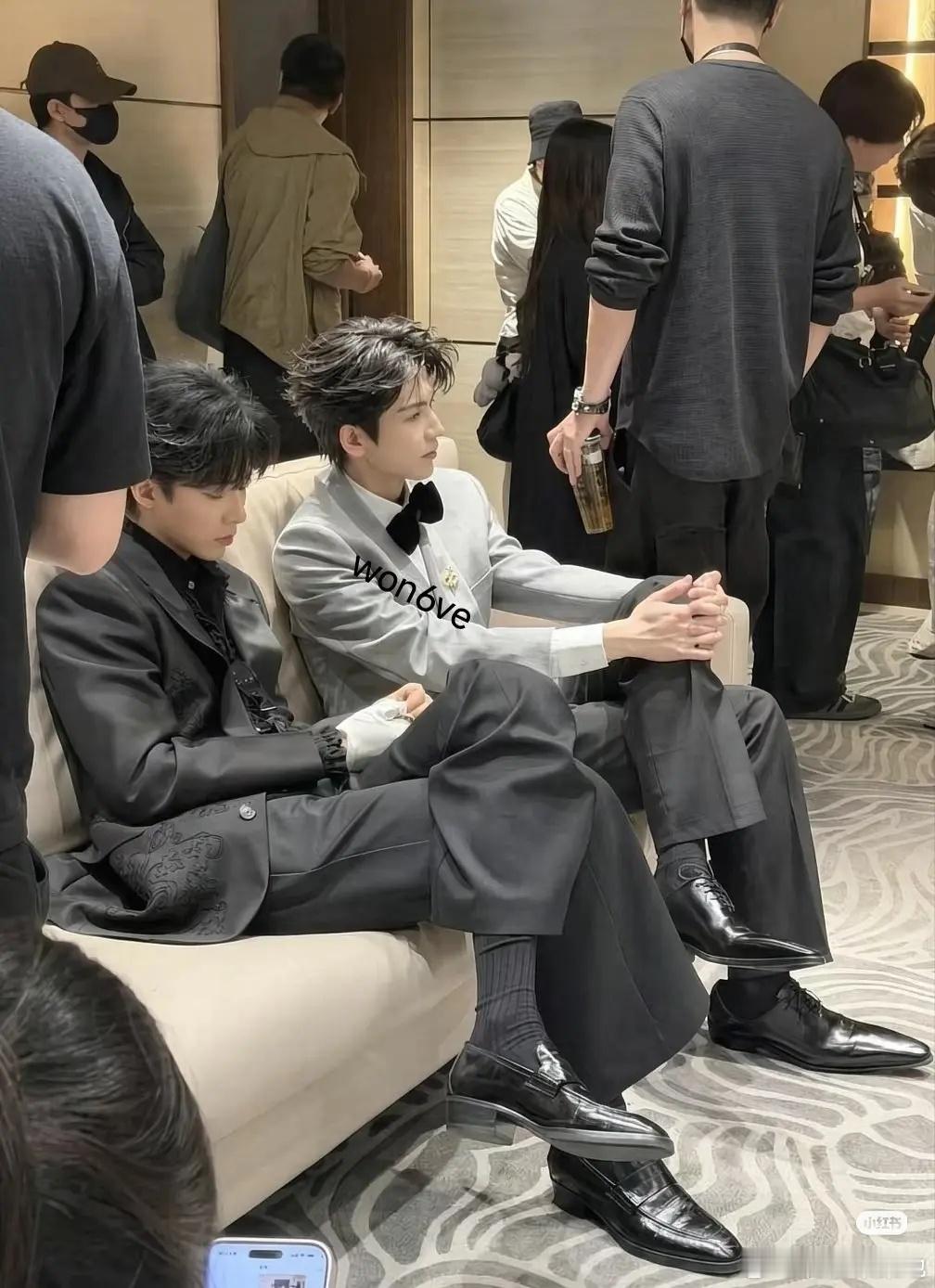 刘宇宁和张凌赫是不是关系挺好的，好养眼的两双大长腿[期待] ​​​