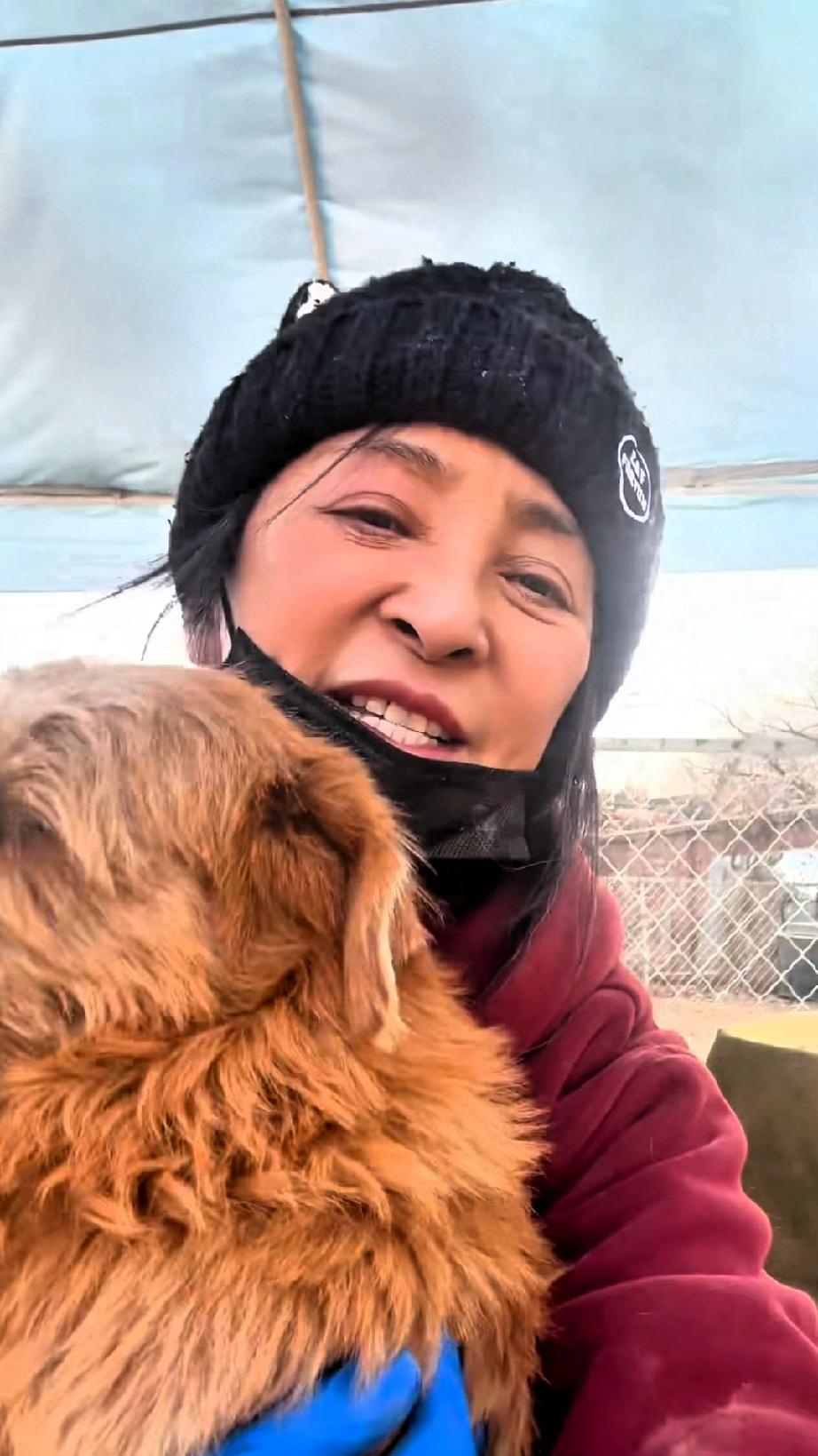 春节期间，李勤勤却是和她的毛孩子们在一起。她平时忙于拍戏，只有过年的时候才能和她