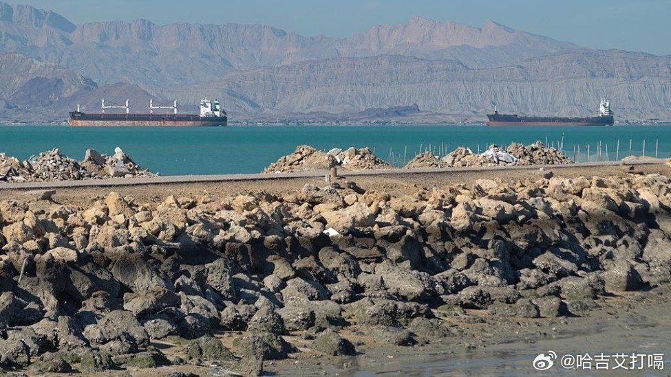 凤凰新闻【伊军方：已对霍尔木兹海峡实施有效控制，无需在波斯湾布设水雷】△霍尔木兹