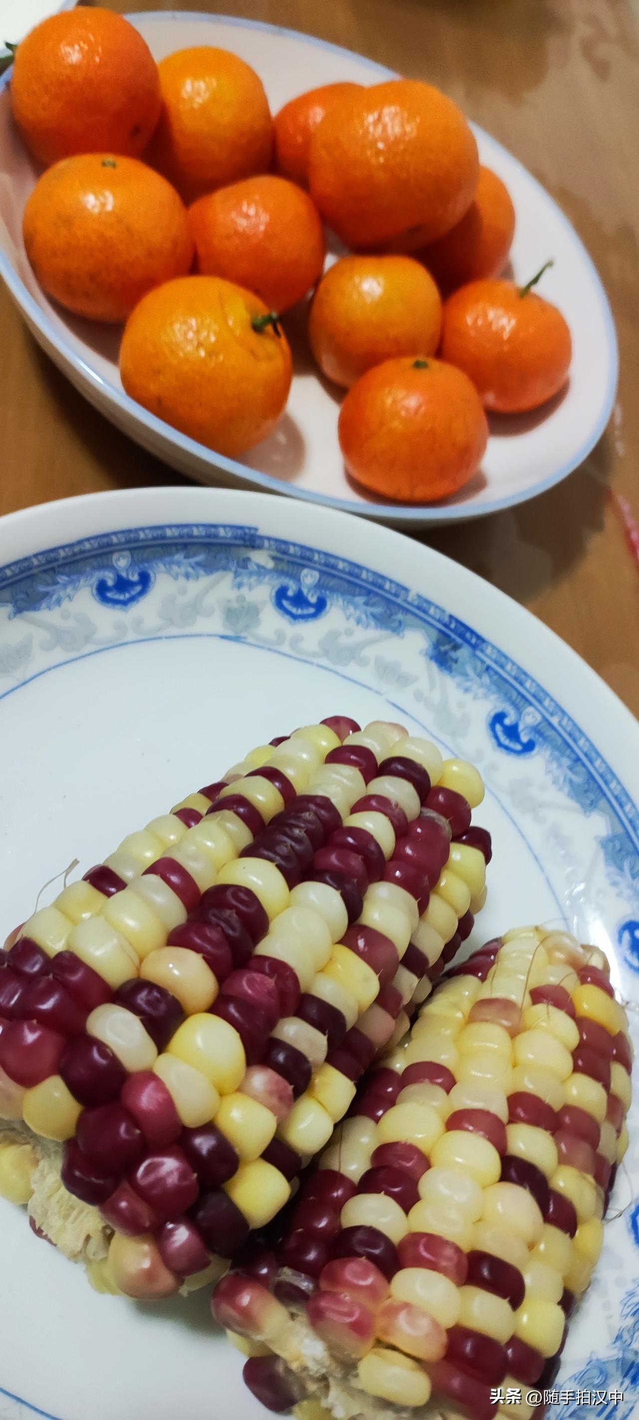 今天吃了什么热乎的饿了，蒸根玉米。寡淡无味，还是想吃点主食。在乱杂的生活里，就想