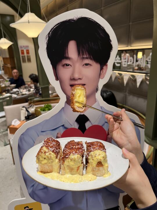 来找蒋敦豪吃饭饭了！大哥真会吃….