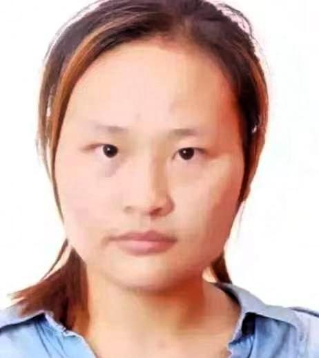 她出生起就被父母抛弃，把她送给村里的一对光棍兄弟，谁料，俩兄弟如获至宝，而让兄弟