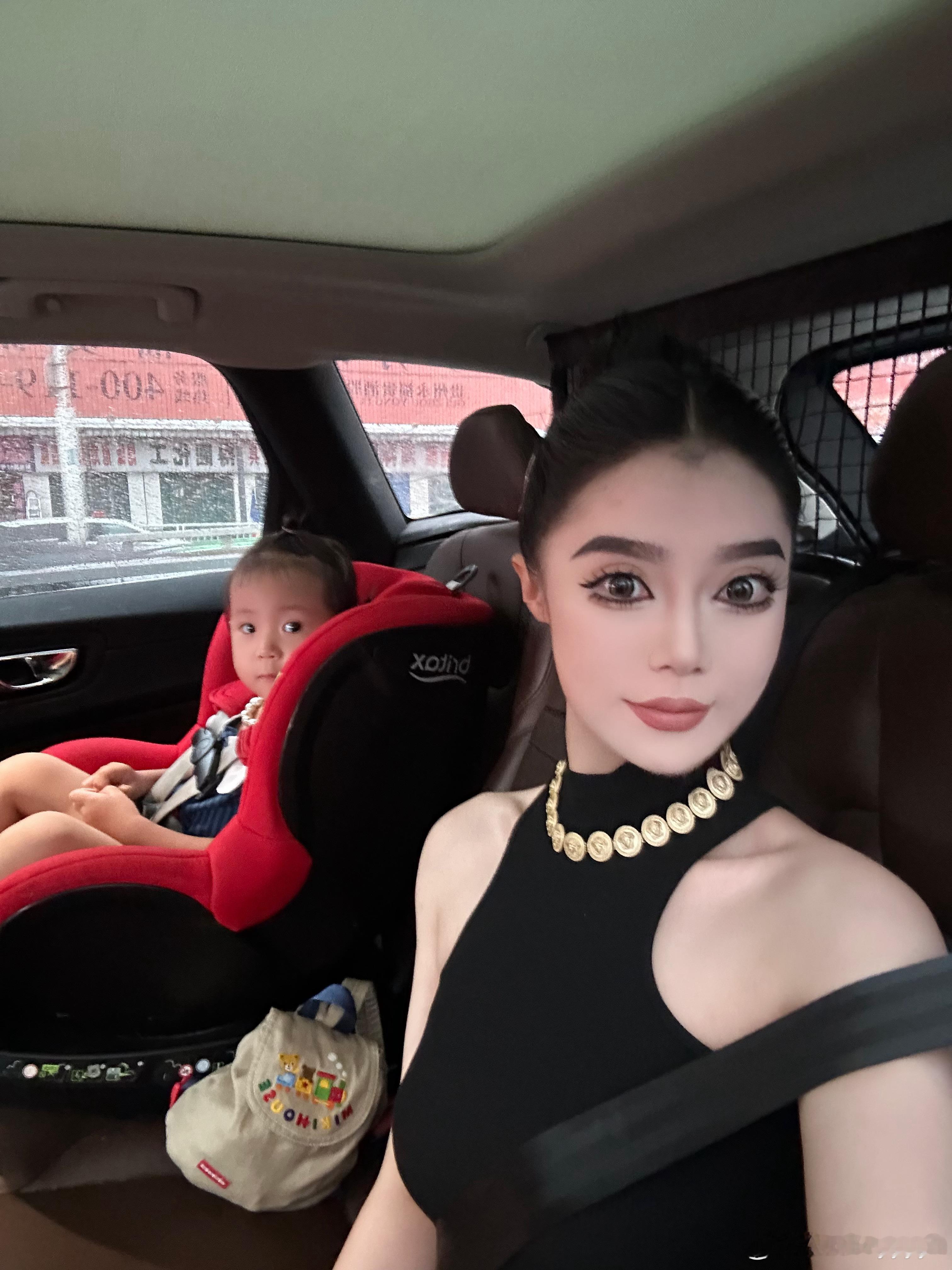 昨晚白天鹅，今天黑天鹅～ ​​​