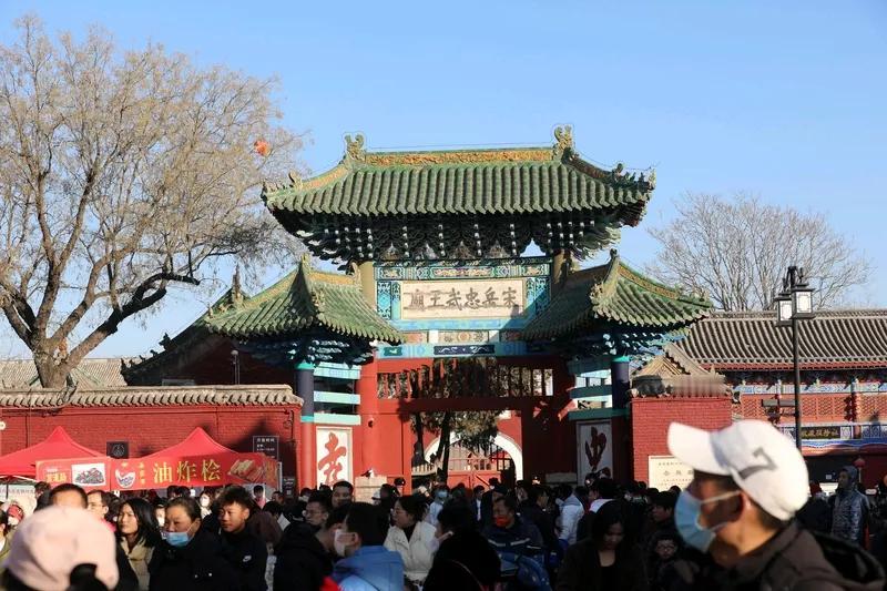 《满江红》作为一部以民族抗争和英雄豪情为主题的影片，给我留下了深刻的印象。影片以