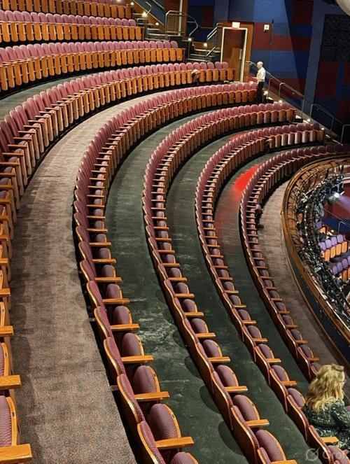 第98届奥斯卡颁奖礼落幕，杜比剧院散场后满地垃圾引发热议。现场座椅、过道堆满水瓶