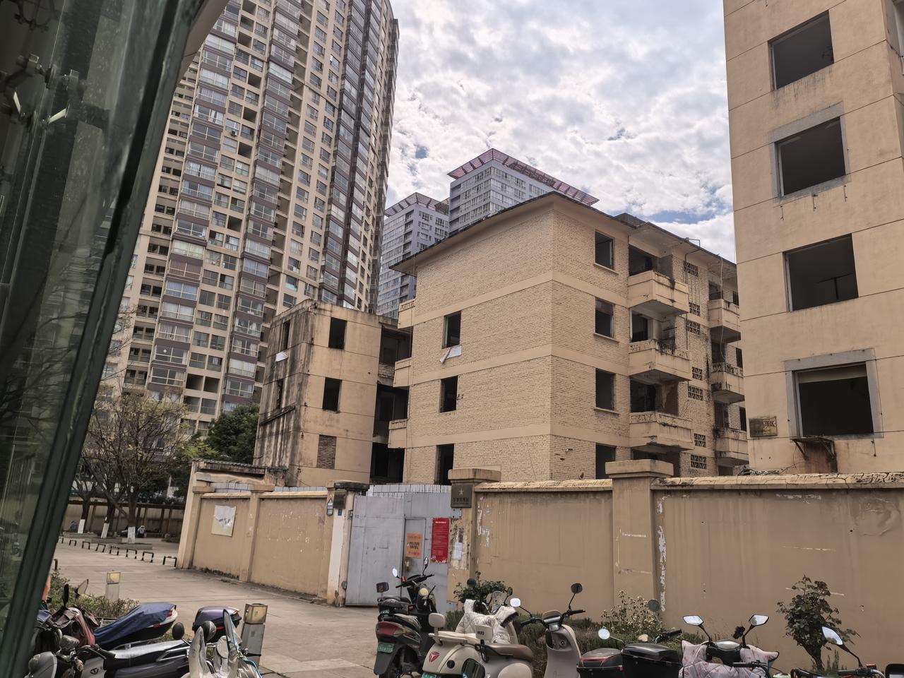 摩玛城后面，圆通大桥与北京路交叉口上的这些房子人都是基本搬空了的，还有一两三家，