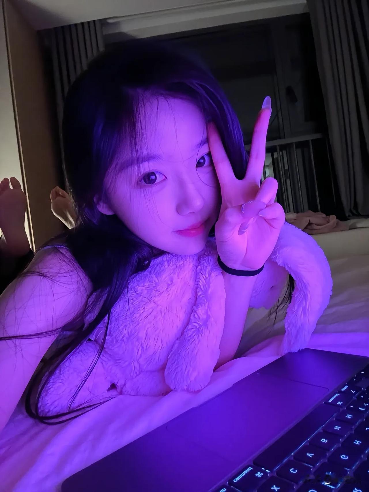 夜晚的紫色灯光下，可爱的女孩与毛绒玩具一起享受宁静时光。🌙💕💤